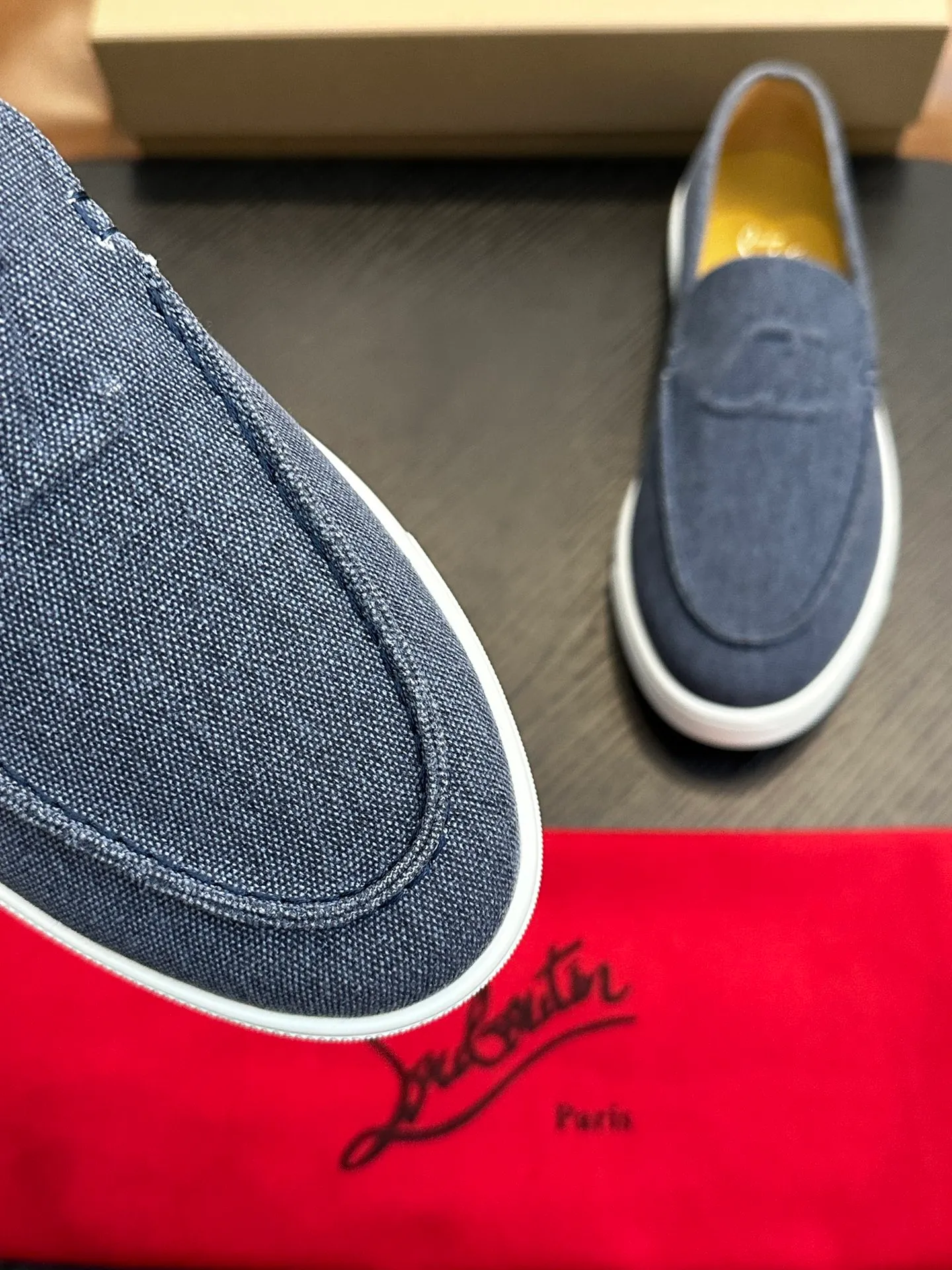 P760💰Christian Louboutin (red-soled shoes) Italian men’s casual sneakers are shipped! Each pair of shoes from this Italian handmade shoe brand has a simple and classic design, which is very comfortable and versatile! The upper fabric of this shoe is made of imported cowhide, with high-end and comfortable cowhide lining! The outsole is made of original rubber bottom sheets and is lined with cowhide! Brand-specific molded footbed, exclusive private mold control! Original box packaging, with shoe storage bag! 39 40 41 42 43 44 (38 45 46 customized)